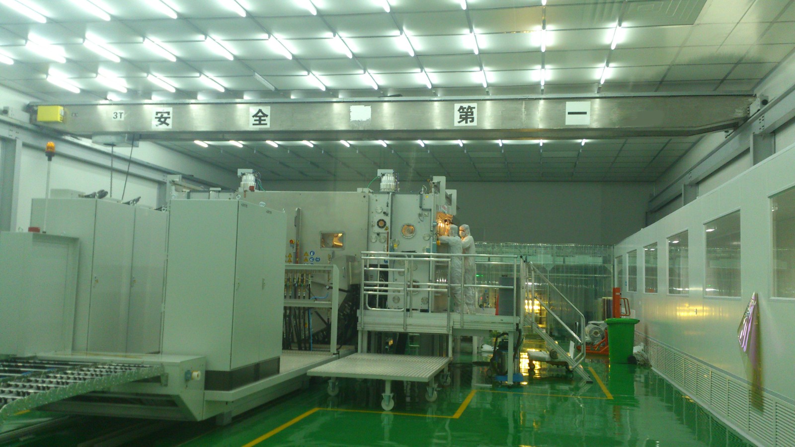 Clean room crane for semiconductor manufacturing