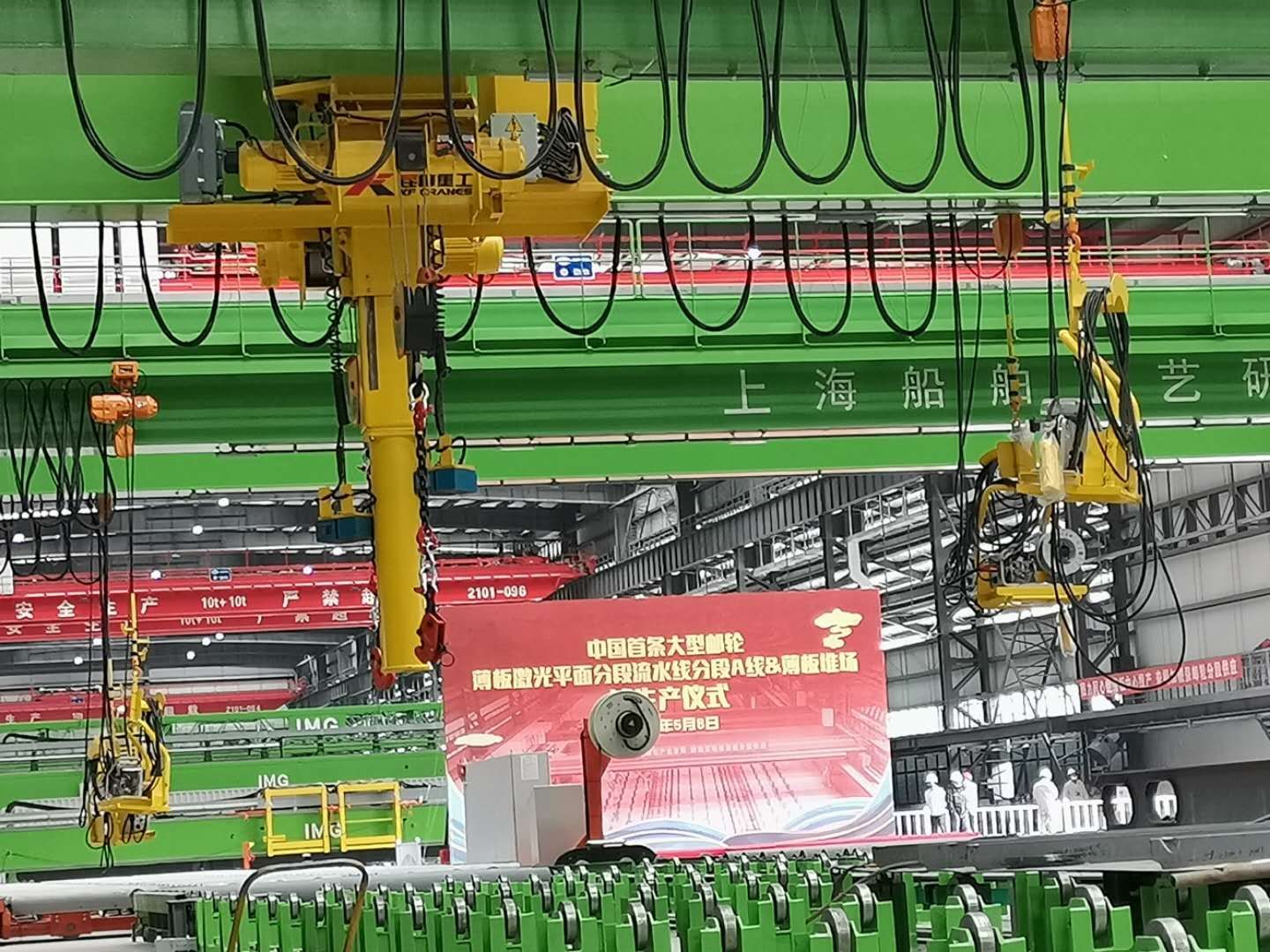 Automatic grabbing and handling crane