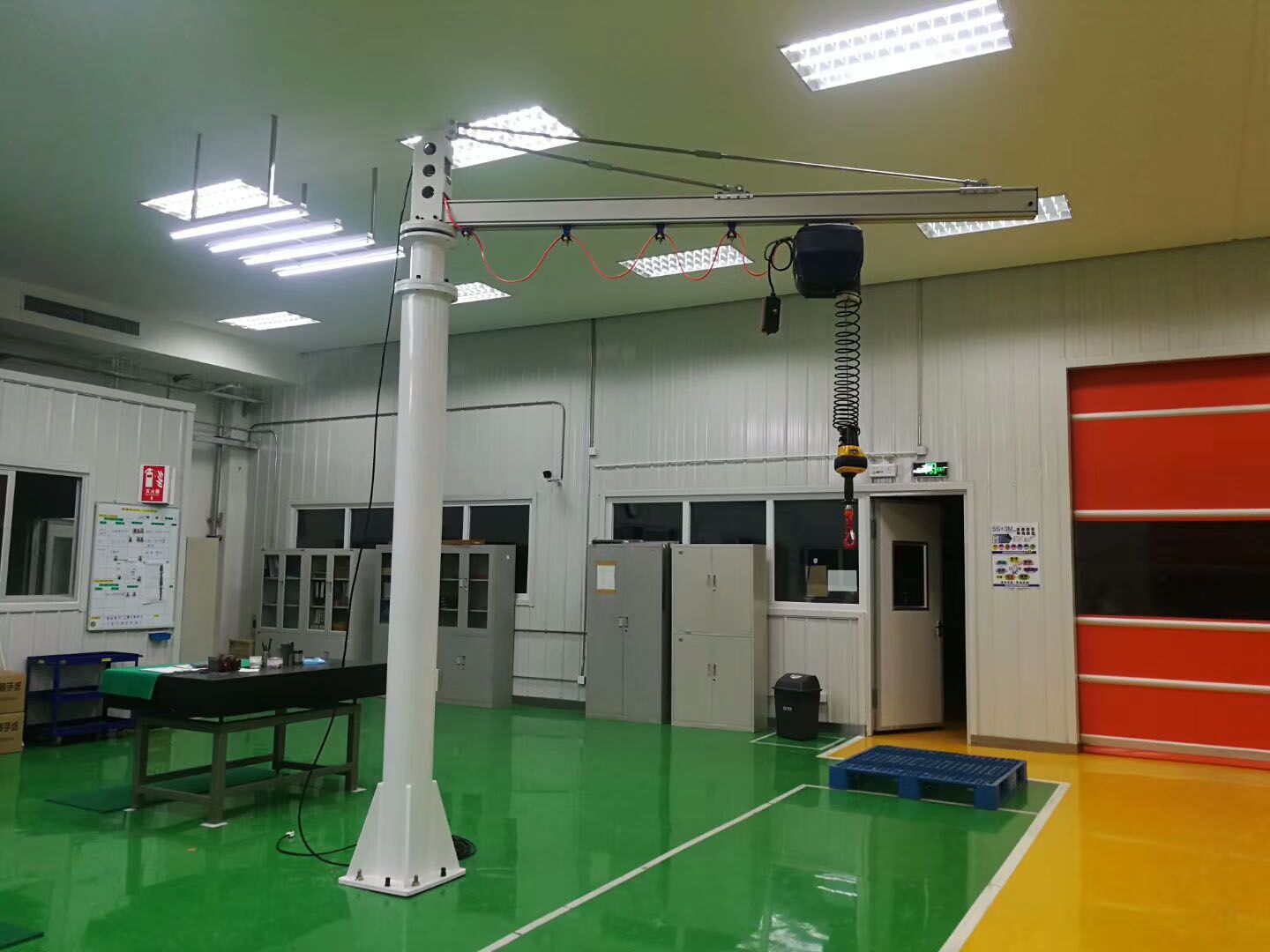 Single beam rotating jib crane