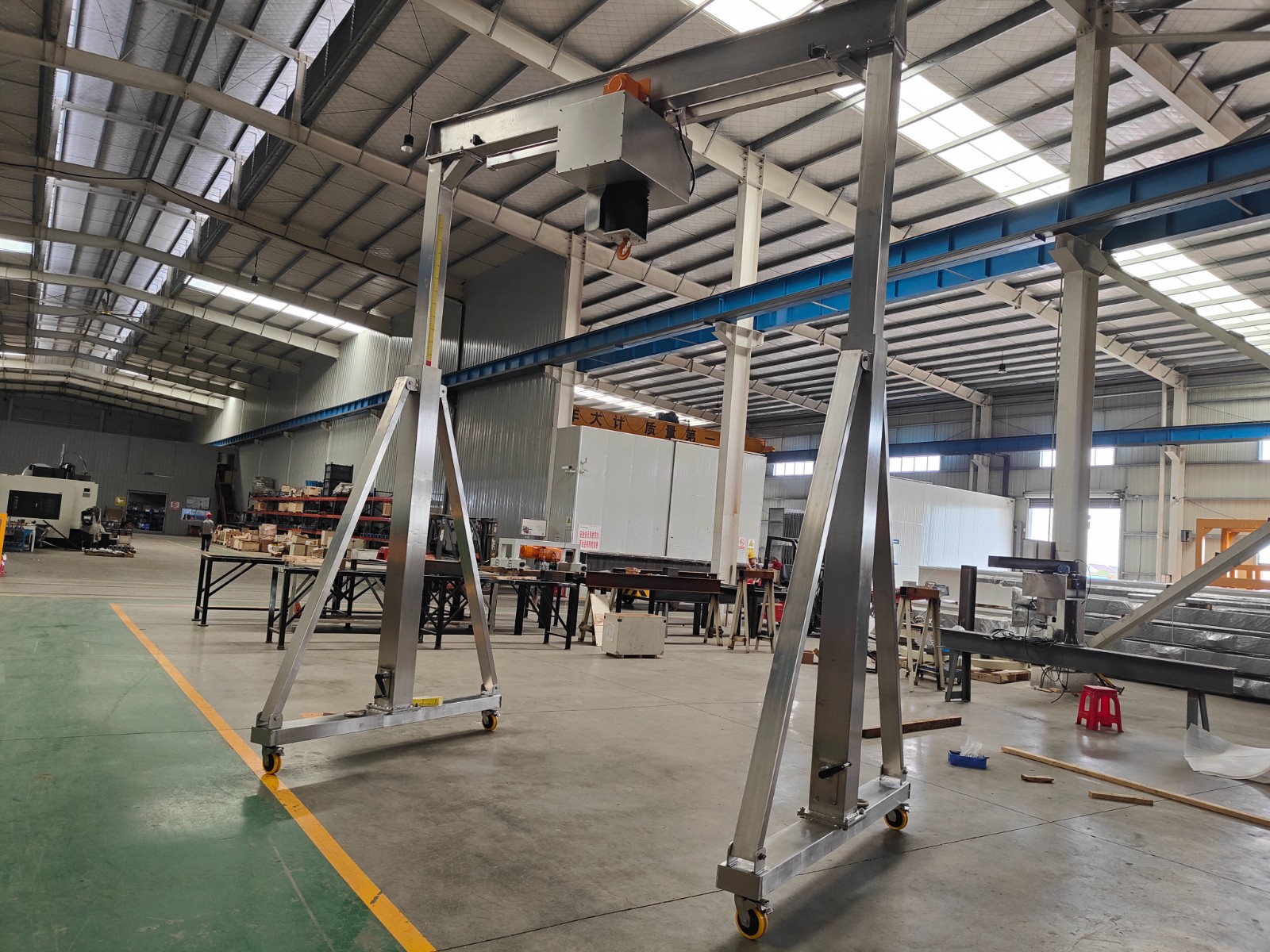 Mobile gantry for cold chain warehouses